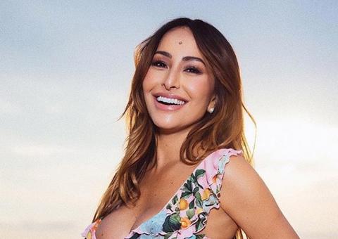 Sabrina Sato posa completamente nua aos 8 meses de gravidez