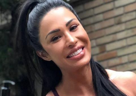 De micro-short, Gracyanne Barbosa surpreende com elasticidade no pole dance