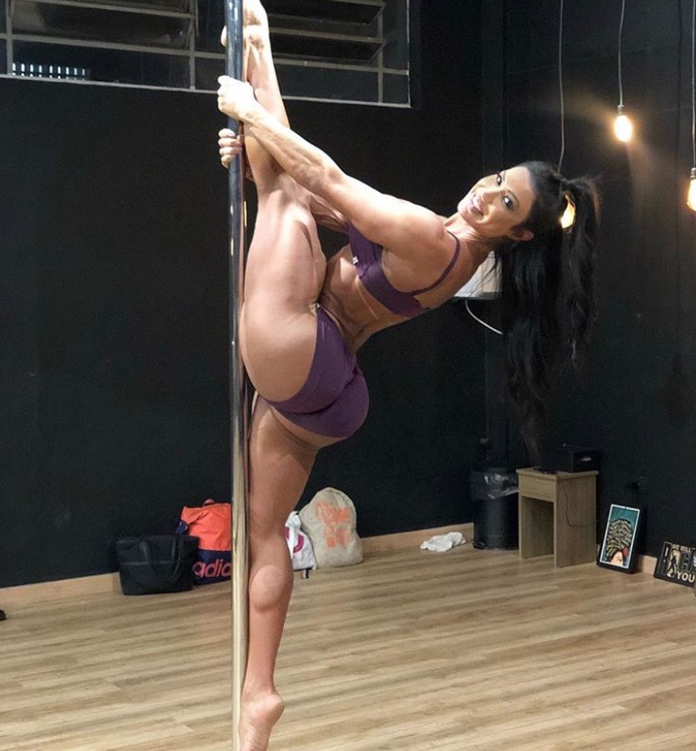 De micro-short, Gracyanne Barbosa surpreende com elasticidade no pole dance