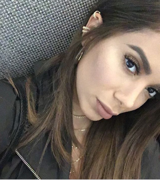 De lingerie, Anitta surge com cantora colombiana na cama durante gravação de clipe 