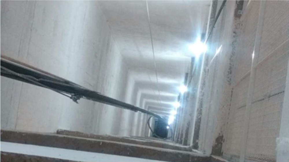 Homem despenca do 18º de prédio em fosso de elevador e sobrevive