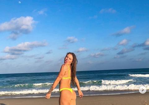 Luísa Sonza exibe bumbum redondinho e barriga chapada de biquíni da praia