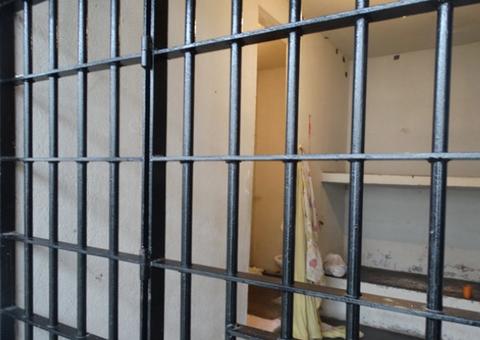 Presos iniciam rebelião e tentam destruir celas em delegacia no Amazonas