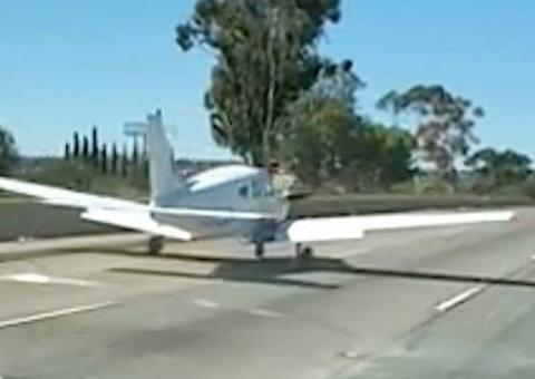 Avião faz pouso de emergência no meio de rodovia e pega motoristas de surpresa