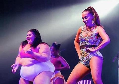 Bailarina de Anitta posa completamente nua em frente ao espelho