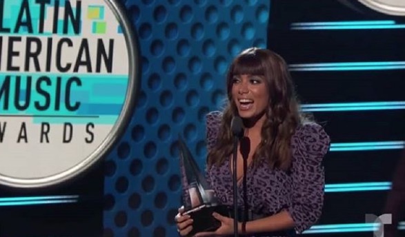 Em Los Angeles, Anitta brilha na premiação AMA 2018; confira a performance