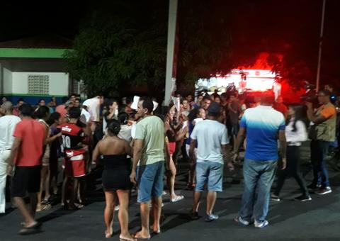  Após morte de adolescente, familiares fazem protesto na frente de delegacia ‘Queremos Justiça’