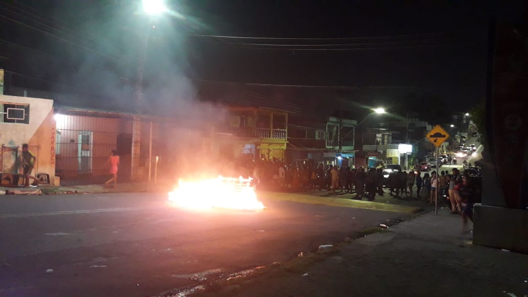 Familiares de adolescente morto entra em confronto contra polícia durante protesto