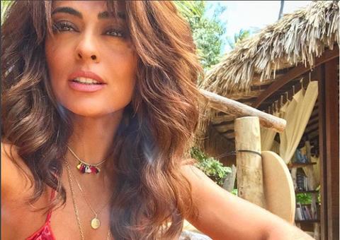 Juliana Paes surge de topless em praia e seguidores vão à loucura 