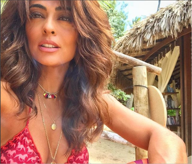 Juliana Paes surge de topless em praia e seguidores vão à loucura 