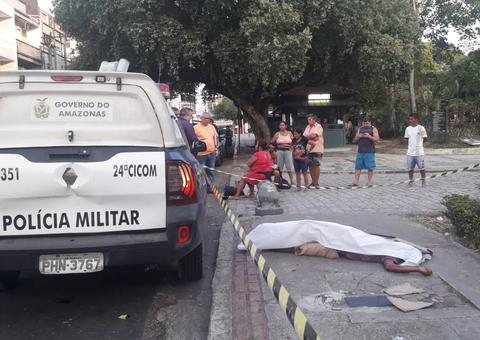 Homem é encontrado morto com quatro facadas em praça de Manaus 