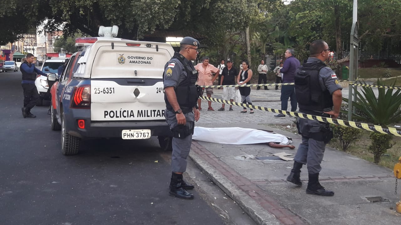 Homem é encontrado morto com quatro facadas em praça de Manaus 