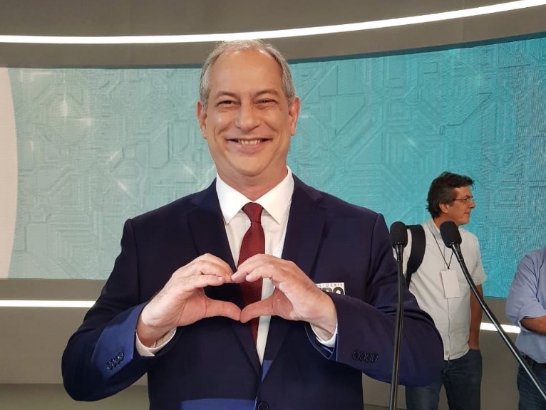 Ciro retorna ao Brasil e não deve se posicionar em favor de Haddad, diz colunista