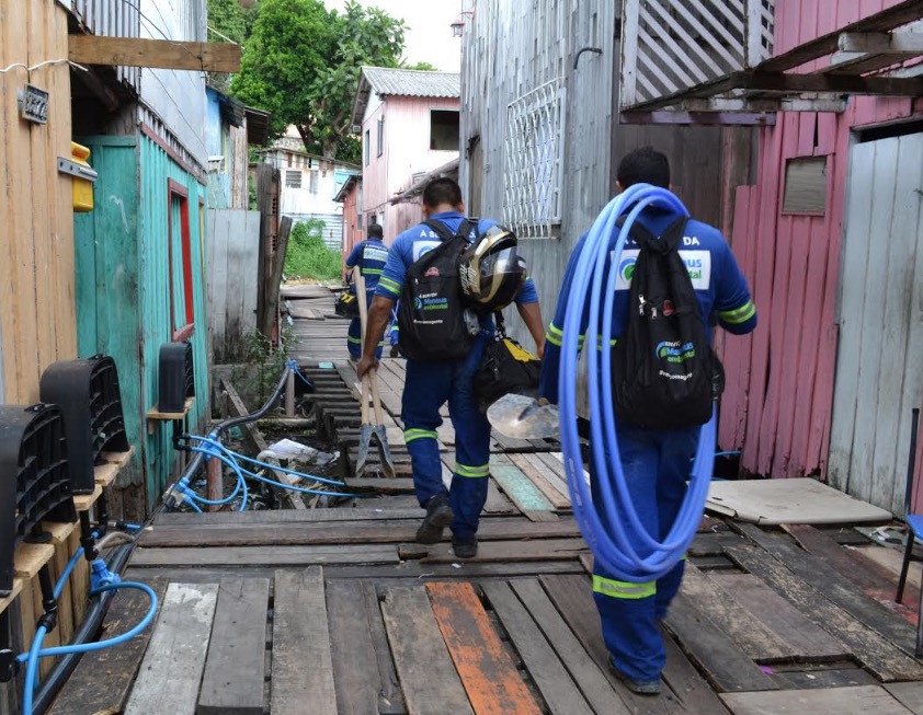 Manaus Ambiental realiza instalação de redes aéreas para combater a perda de água na capital