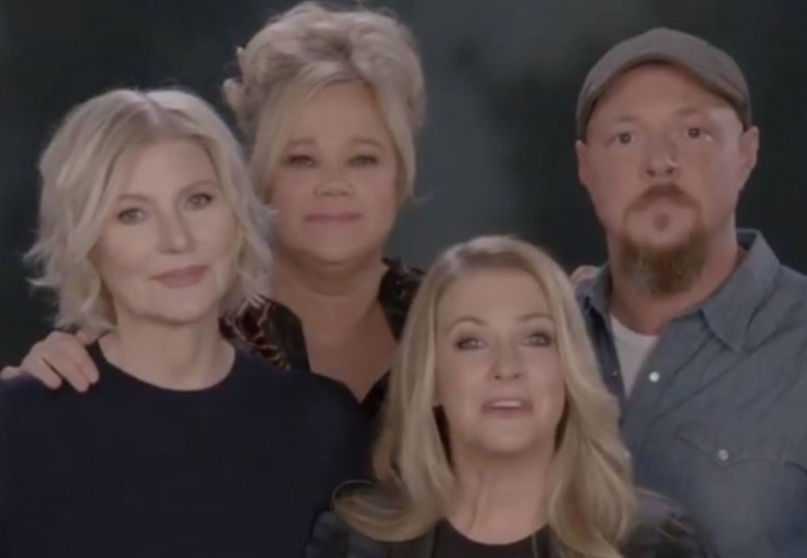 Elenco original de 'Sabrina' manda recado a artistas de nova série