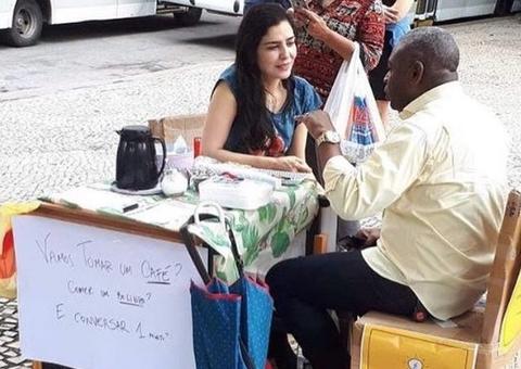 Atrizes e atores vão às ruas conversar com eleitores indecisos: 'já sabe em quem vai votar?'