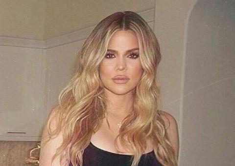 Khloé Kardashian revela tristeza por cenário político no Brasil: 'rezando por todos'