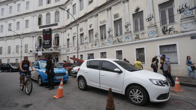 Durante protesto contra facismo, cadáver é deixado na porta da Faculdade de Direito da UFRJ