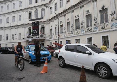 Durante protesto contra facismo, cadáver é deixado na porta da Faculdade de Direito da UFRJ