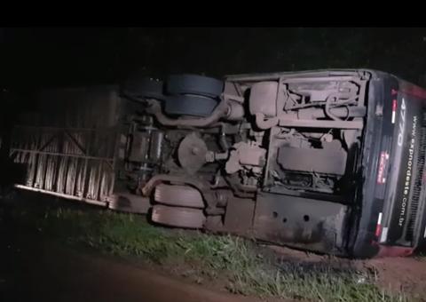 Ônibus com time de futsal tomba e deixa seis feridos em rodovia
