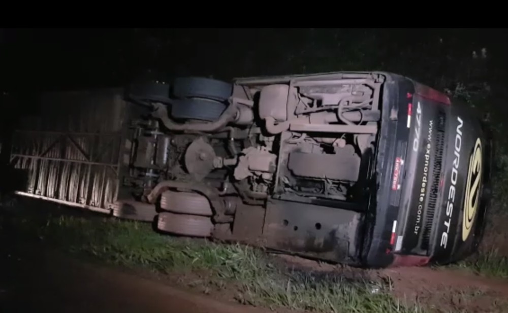 Ônibus com time de futsal tomba e deixa seis feridos em rodovia