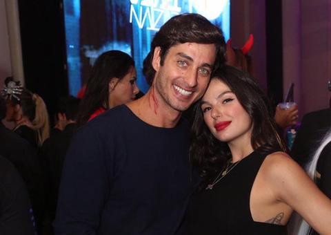 Prestes a dar à luz, Isis Valverde curte festa de halloween com marido