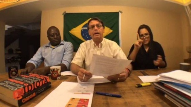 Bolsonaro prega cautela e faz ação na internet no último dia de campanha