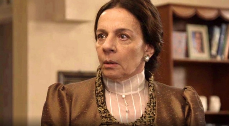 Atriz Rosi Campos sofre acidente em casa e está internada