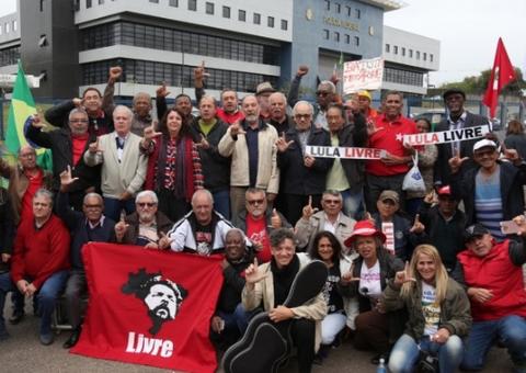 Em frente à Polícia Federal, militantes comemoram mais um aniversário de Lula