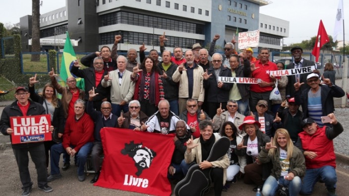 Em frente à Polícia Federal, militantes comemoram mais um aniversário de Lula