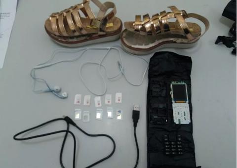Mãe é presa após tentar entrar em presídio com celular e chips escondidos na sandália da filha