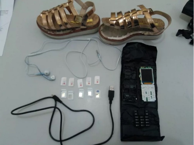 Mãe é presa após tentar entrar em presídio com celular e chips escondidos na sandália da filha