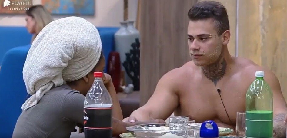 A Fazenda 10: Léo Stronda deixa participantes chocados ao sugerir consumo de heroína