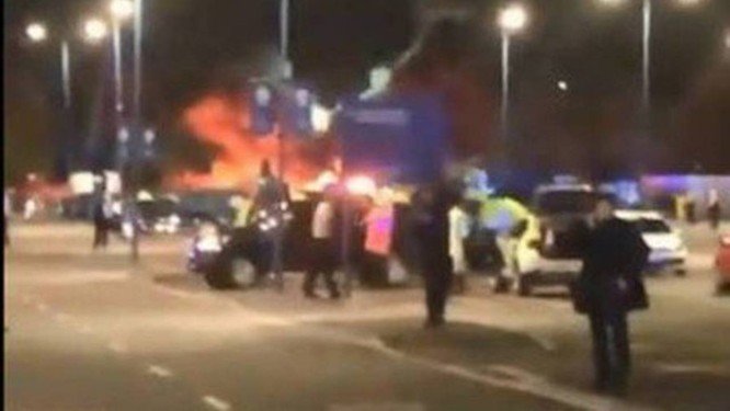 Helicóptero de dono do Leicester cai perto ao estádio do clube e explode