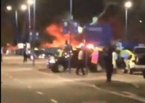 Helicóptero de dono do Leicester cai perto ao estádio do clube e explode