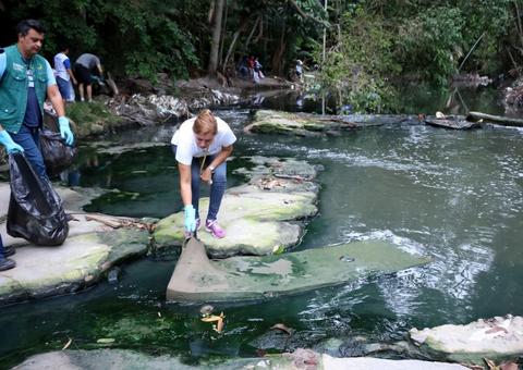 Quase 4 toneladas de resíduos são retirados das margens do igarapé no Parque do Mindu
