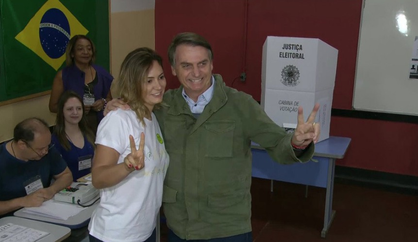  Jair Bolsonaro vota com colete à prova de balas e forte esquema de segurança 