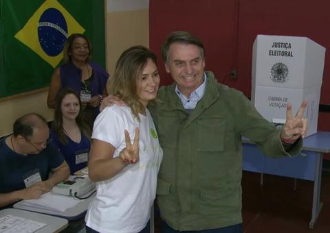  Jair Bolsonaro vota com colete à prova de balas e forte esquema de segurança 