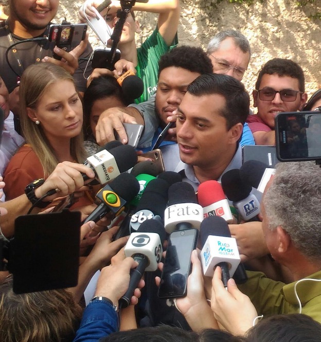 Wilson Lima vota em escola de Manaus e diz que sensação é de dever cumprido