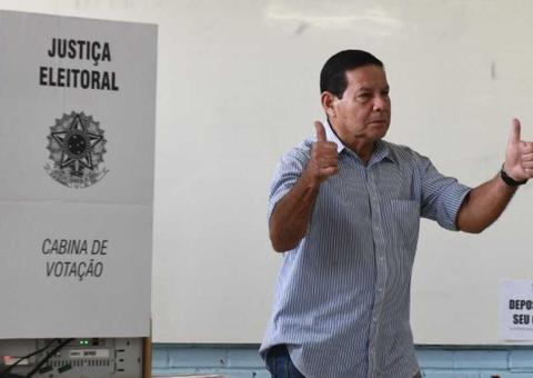 General Mourão vota e diz que aprovar reforma da Previdência de Temer é prioridade