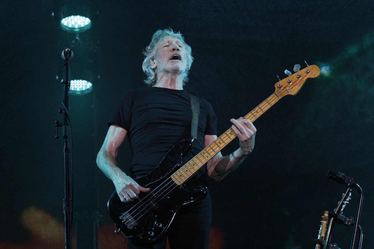 Show de Roger Waters tem 'Ele não!' segundos antes de proibição de manifestação política