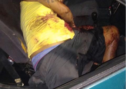 Dentro de carro, homem tem cabeça deformada com vários tiros em Manaus