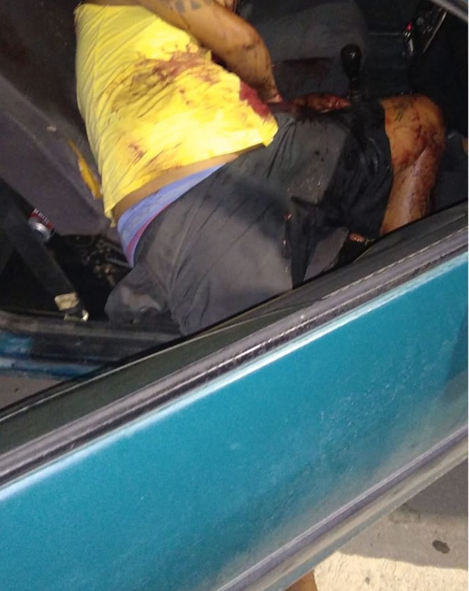 Dentro de carro, homem tem cabeça deformada com vários tiros em Manaus