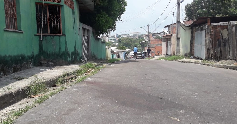 Andando em rua de Manaus, pedreiro é morto a tiros por duplas em moto