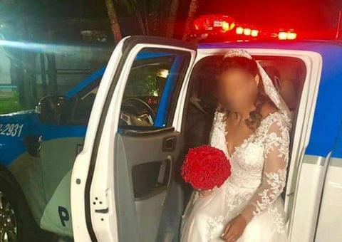 Noiva vai de viatura da Polícia Militar do Rio a local de casamento