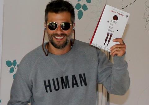 Bruno Gagliasso vota com livro na mão: 'indo votar a(r)mado'