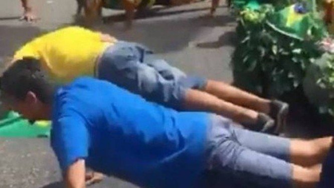 Eleitores de Bolsonaro fazem flexões, churrasco e 'funeral do PT' em frente à casa do candidato na Barra