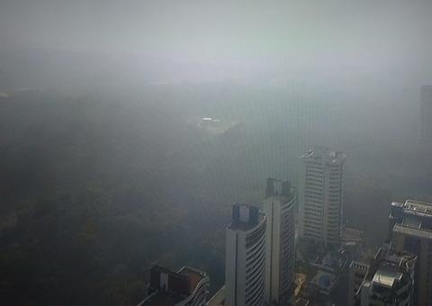 Nuvem de fumaça interrompe pousos e decolagens no aeroporto de Manaus