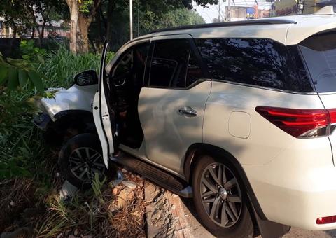 Desgovernado, carro invade calçada e fica pendurado às margens de igarapé