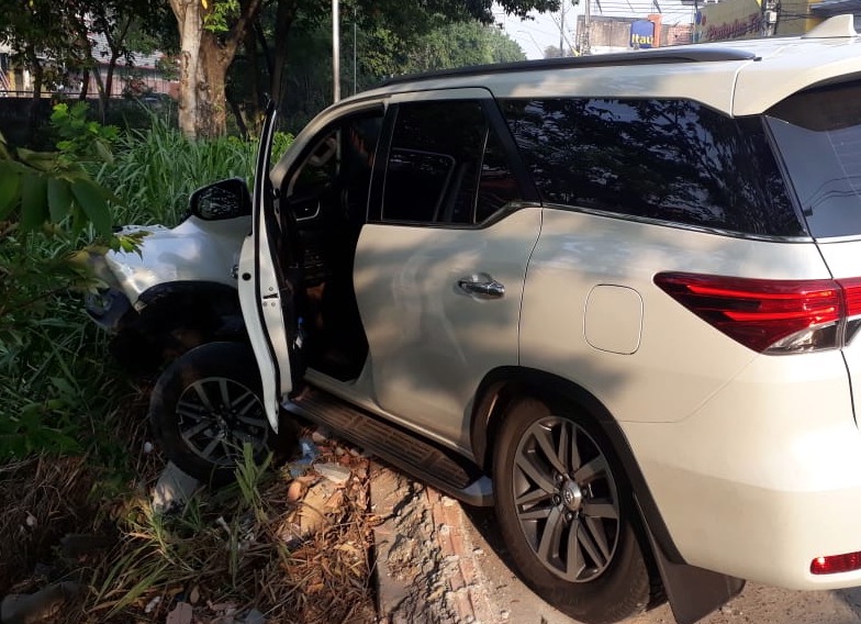 Desgovernado, carro invade calçada e fica pendurado às margens de igarapé
